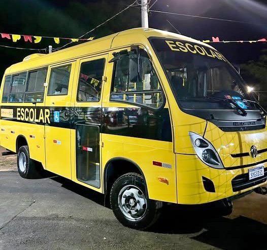 PREFEITO RECEBE NOVO MICROÔNIBUS PARA A EDUCAÇÃO DE PEDRO GOMES